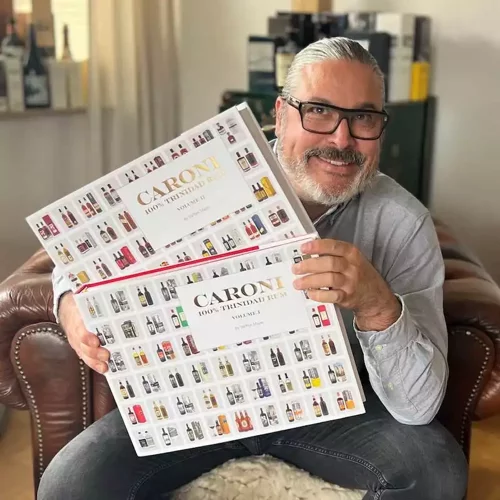 Der Autor Steffen Mayer mit seinem Buch 100% Trinidad Rum