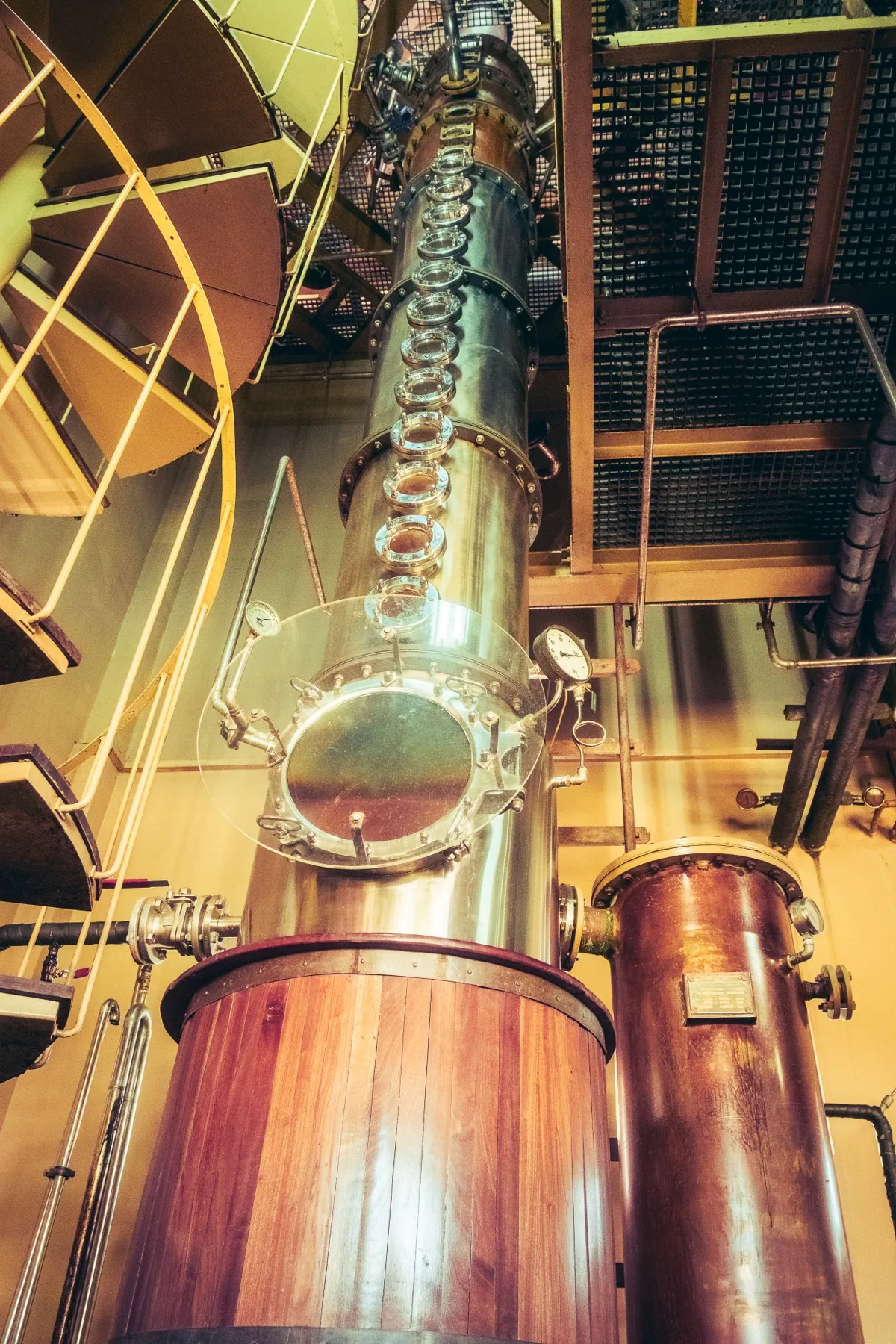 Hohe kupferne Destillierkolonne in einer Rum-Destillerie auf Mauritius