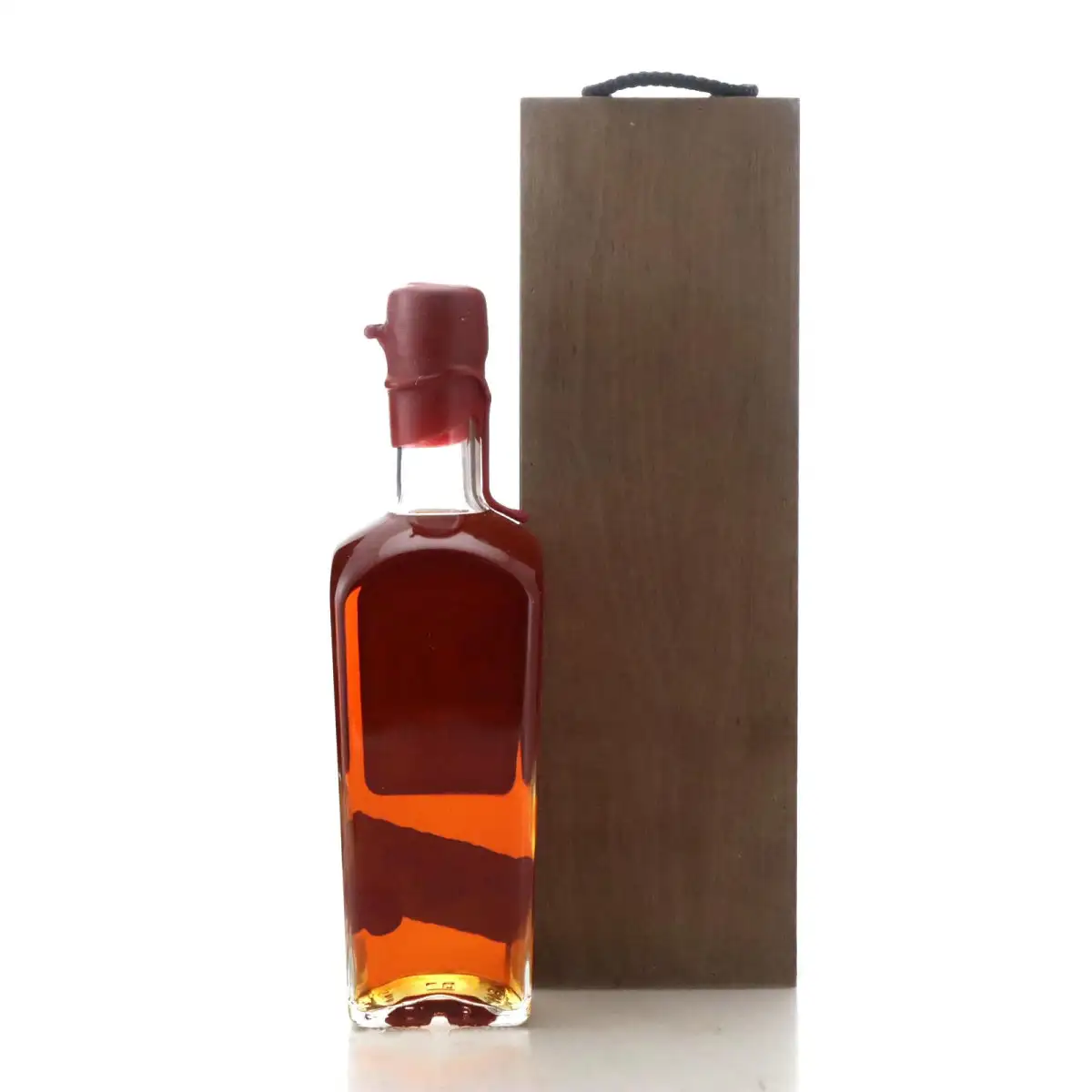 Hochauflösendes Bild von Strathearn Sugar House Blood Tub Rum 2018