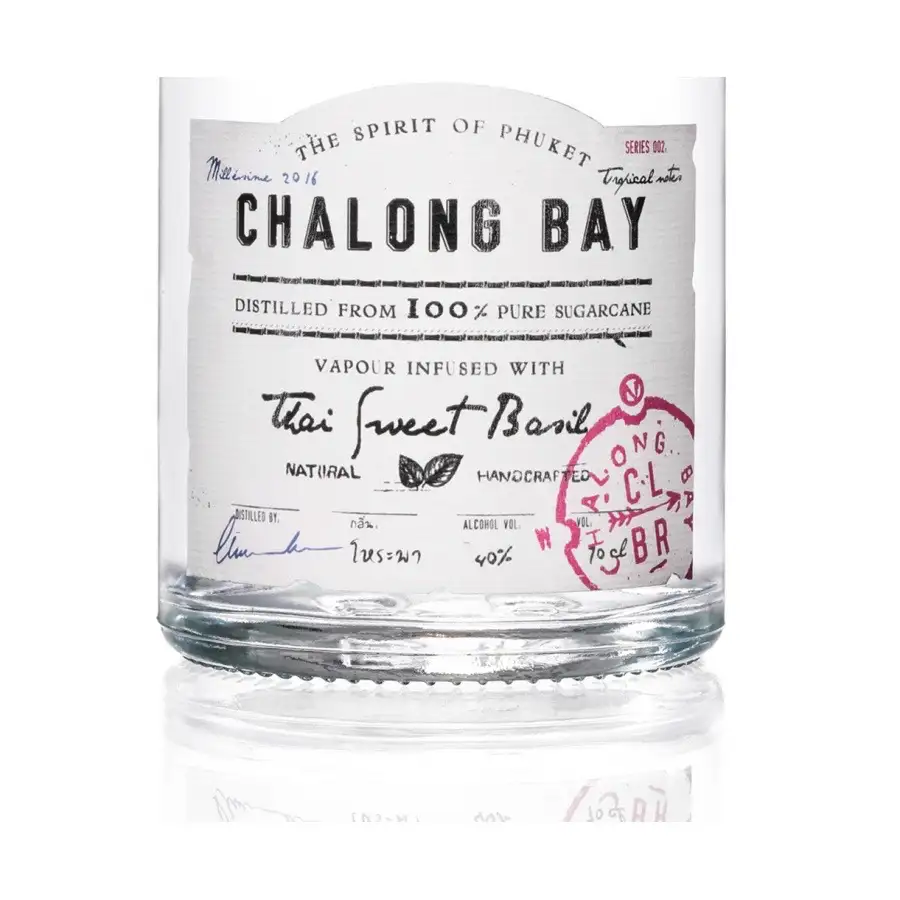 Hochauflösendes Bild von Chalong Bay Distillery The Spirit Of Phuket Thai Sweet Basil 2018