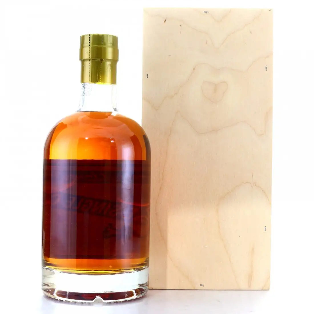 Hochauflösendes Bild von Alambic Bellevue Rare Single Cask Rum Flamme d‘or 1998