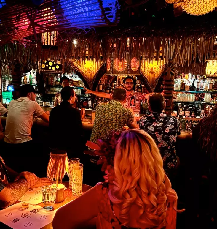 Bryan in einer Tiki-Bar als Gastgeber einer Rumverkostung